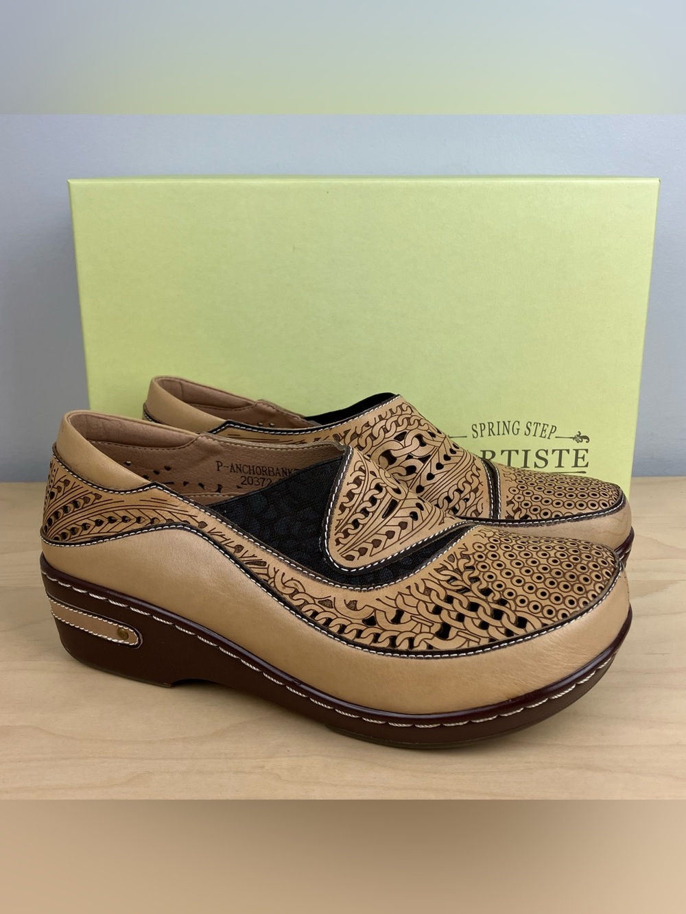 L’artiste Women’s Size 38 / 7-7.5 Anchorbank Tan Leather Clogs Perforated NWD. N